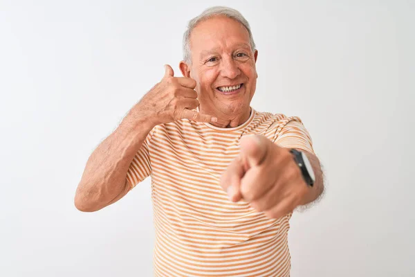 Ein Älterer Grauhaariger Mann Mit Gestreiftem Shirt Steht Vor Isoliertem — Stockfoto