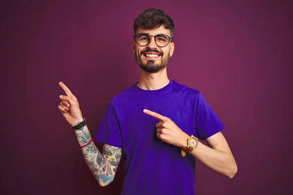 Jovem Com Tatuagem Vestindo Camiseta Óculos Sobre Fundo Roxo Isolado — Fotografia de Stock