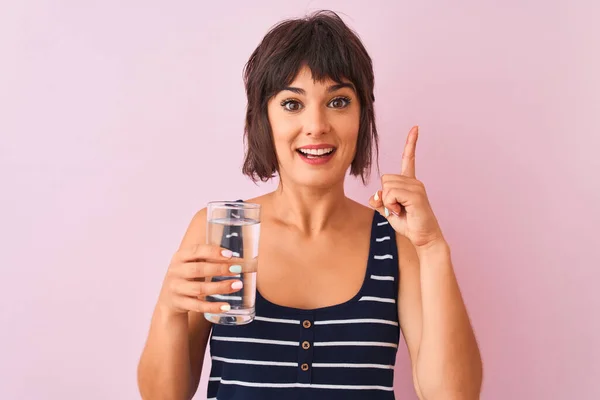 Ung Vacker Kvinna Håller Glas Vatten Stående Över Isolerad Rosa — Stockfoto