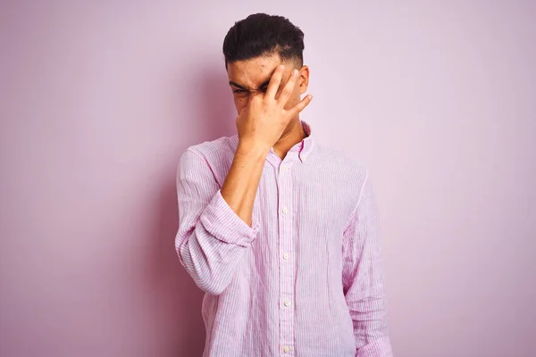 Young Brazilian Man Wearing Shirt Standing Isolated Pink Background Smelling — Φωτογραφία Αρχείου