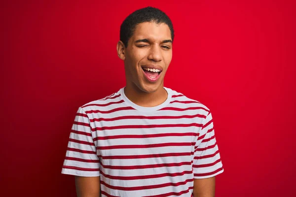 Jovem Bonito Árabe Homem Vestindo Listrado Shirt Sobre Isolado Vermelho — Fotografia de Stock