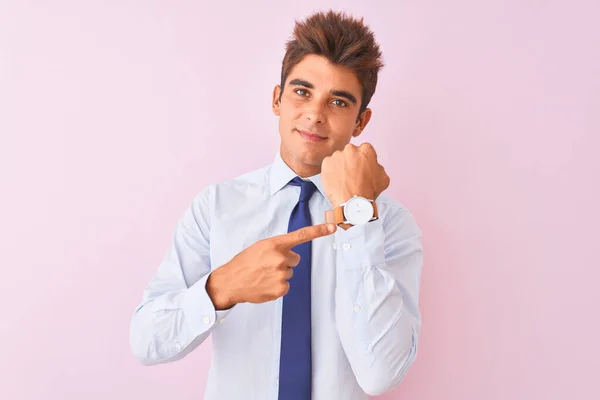 Tişört Kravat Giyen Genç Yakışıklı Adamı Pembe Arka Planda Dikiliyor — Stok fotoğraf