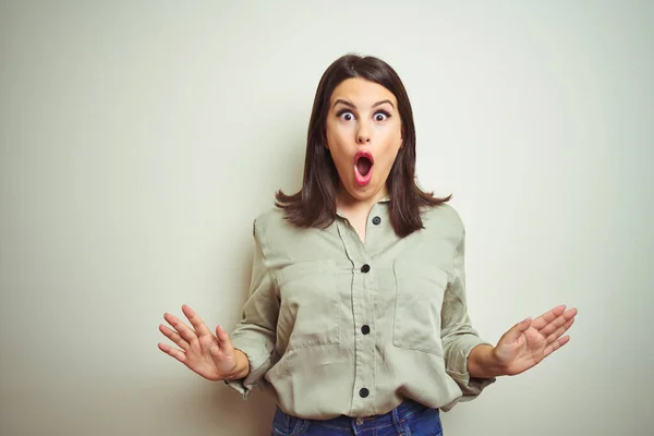 Young Beautiful Brunette Woman Wearing Green Shirt Isolated Background Afraid — Stock Photo, Image