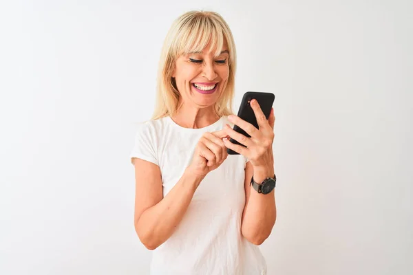 Frau Mittleren Alters Mit Smartphone Vor Isoliertem Weißem Hintergrund Mit — Stockfoto