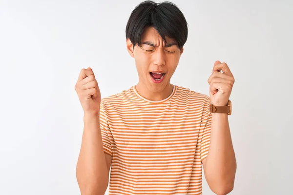 Joven Chino Vestido Con Una Camiseta Rayas Casuales Pie Sobre — Foto de Stock