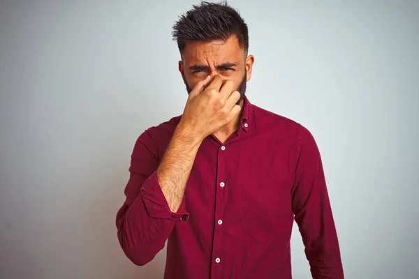 Homem Indiano Jovem Vestindo Camisa Elegante Vermelho Sobre Fundo Cinza — Fotografia de Stock