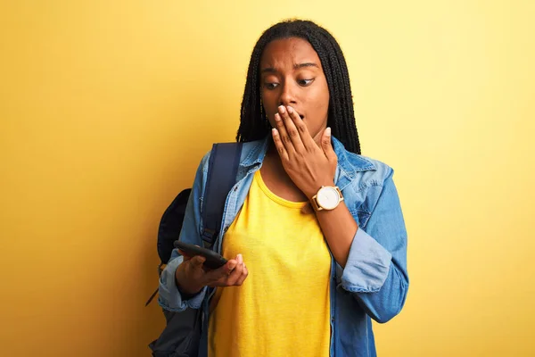 Afrykańska Amerykańska Studentka Używająca Smartfona Stojącego Nad Odizolowanym Żółtym Tłem — Zdjęcie stockowe