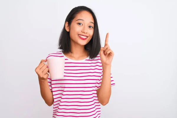 Молодая Красивая Китаянка Пьет Чашку Кофе Изолированном Белом Фоне Удивленный — стоковое фото