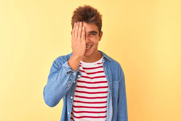 Homem Bonito Jovem Vestindo Camiseta Listrada Camisa Jeans Sobre Fundo — Fotografia de Stock