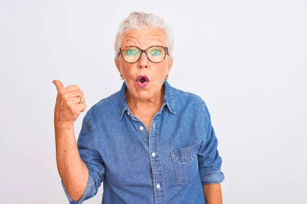 Senior Mujer Pelo Gris Con Camisa Mezclilla Gafas Sobre Fondo — Foto de Stock