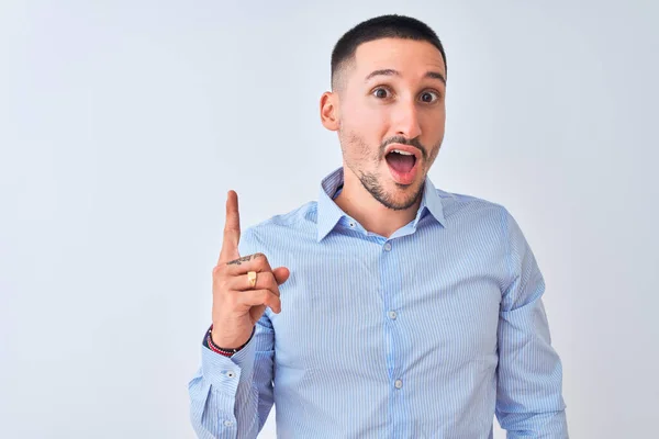 Joven Hombre Negocios Guapo Pie Sobre Fondo Aislado Apuntando Con — Foto de Stock