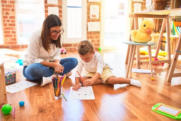 Schöne Lehrerin Und Kleinkind Zeichnen Kindergarten Mit Bleistift Und Papier — Stockfoto