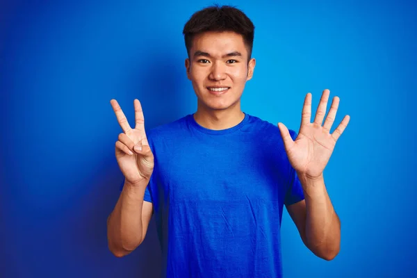 Jeune Homme Chinois Asiatique Portant Shirt Debout Sur Fond Bleu — Photo