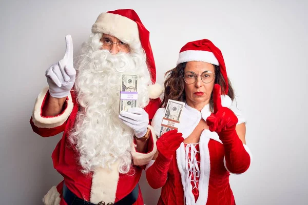 Casal Sênior Vestindo Traje Papai Noel Segurando Dólares Sobre Fundo — Fotografia de Stock