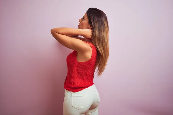 Turuncu Shirt Giyen Ayakta Genç Güzel Spanyol Kadın — Stok fotoğraf