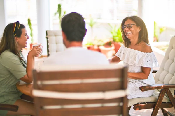 Mooie Familie Zit Terras Drinken Kopje Koffie Spreken Glimlachen — Stockfoto