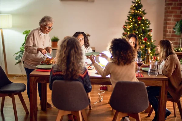 Hermoso Grupo Mujeres Sonriendo Felices Confiadas Tallar Pavo Asado Celebrando — Foto de Stock