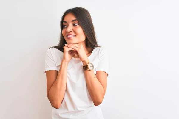 Joven Hermosa Mujer Con Camiseta Casual Pie Sobre Fondo Blanco — Foto de Stock