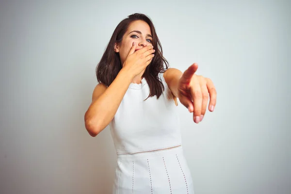 Jonge Mooie Vrouw Dragen Jurk Staan Witte Geïsoleerde Achtergrond Lachen — Stockfoto