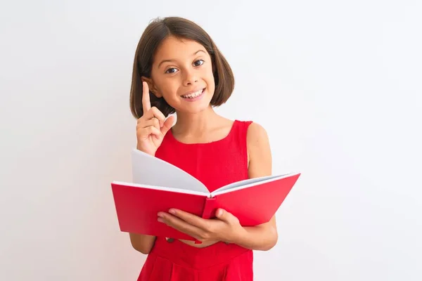 Belle Élève Enfant Fille Lecture Livre Rouge Debout Sur Fond — Photo