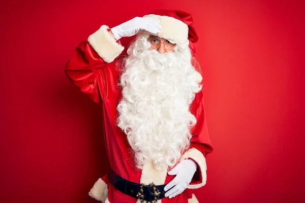 Medelålders Stilig Man Bär Santa Kostym Stående Över Isolerad Röd — Stockfoto