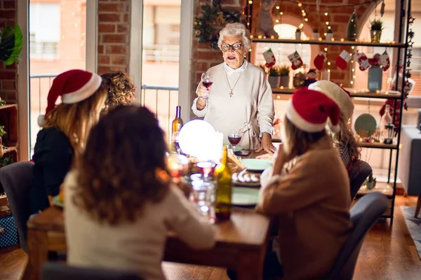 Mooie Groep Vrouwen Die Blij Zelfverzekerd Glimlachen Een Van Hen — Stockfoto