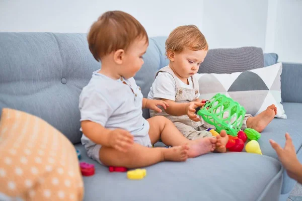 Belas Crianças Sentadas Sofá Brincando Com Brinquedos Casa — Fotografia de Stock