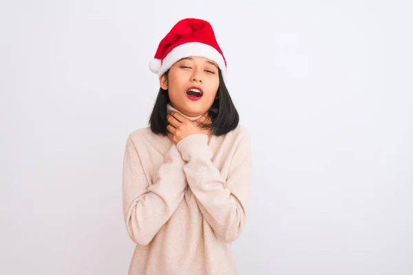 Mulher Chinesa Bonita Nova Vestindo Chapéu Natal Santa Sobre Fundo — Fotografia de Stock