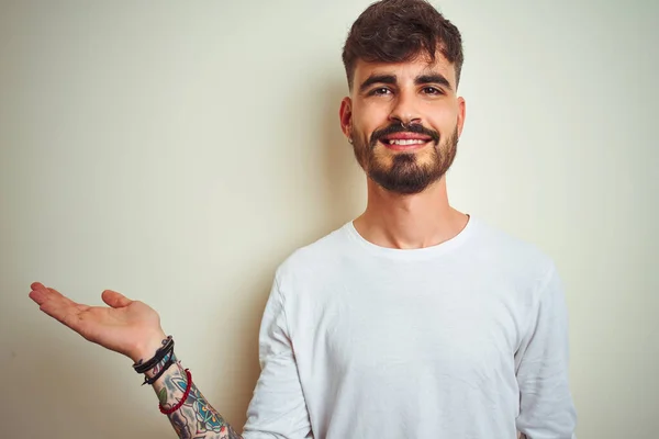 Giovane Uomo Con Tatuaggio Indossando Shirt Piedi Sopra Isolato Sfondo — Foto Stock