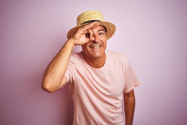 Pohledný Muž Středního Věku Letním Klobouku Stojí Nad Izolovaným Růžovým — Stock fotografie
