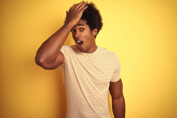 Homem Americano Com Cabelo Afro Vestindo Camiseta Listrada Sobre Fundo — Fotografia de Stock