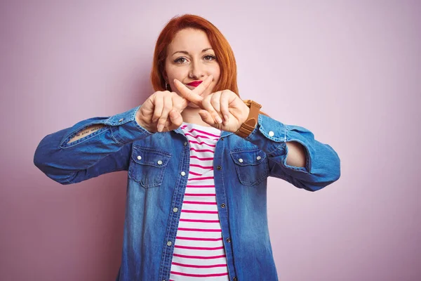 Mulher Ruiva Bonita Vestindo Camisa Jeans Camiseta Listrada Sobre Fundo — Fotografia de Stock