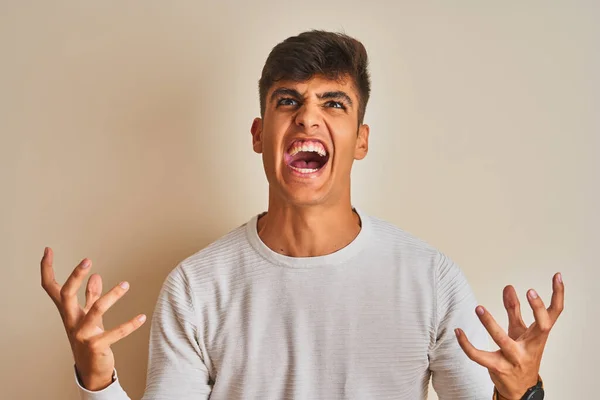 Homem Indiano Jovem Vestindo Suéter Sobre Fundo Branco Isolado Louco — Fotografia de Stock