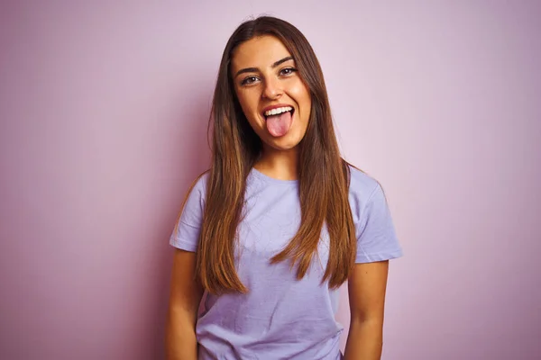 Mujer Hermosa Joven Con Camiseta Casual Pie Sobre Fondo Rosa — Foto de Stock