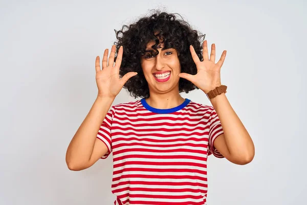 Giovane Donna Araba Con Capelli Ricci Indossa Maglietta Righe Sfondo — Foto Stock