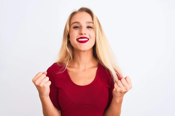 Jovem Mulher Bonita Vestindo Camiseta Vermelha Sobre Fundo Branco Isolado — Fotografia de Stock