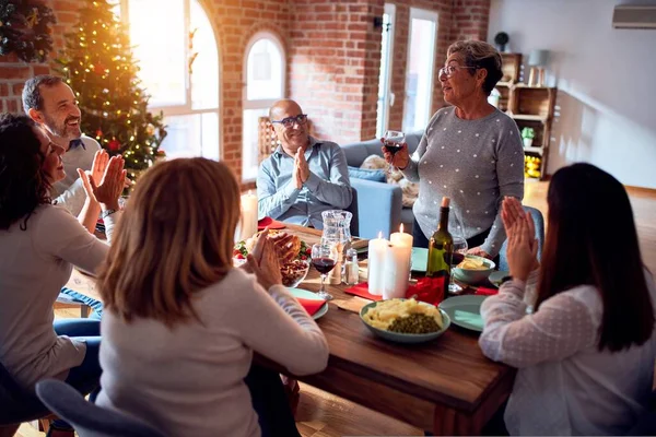 Család Barátok Otthon Vacsoráznak Hagyományos Ételekkel Dekorációval Ünneplik Karácsony Estét — Stock Fotó