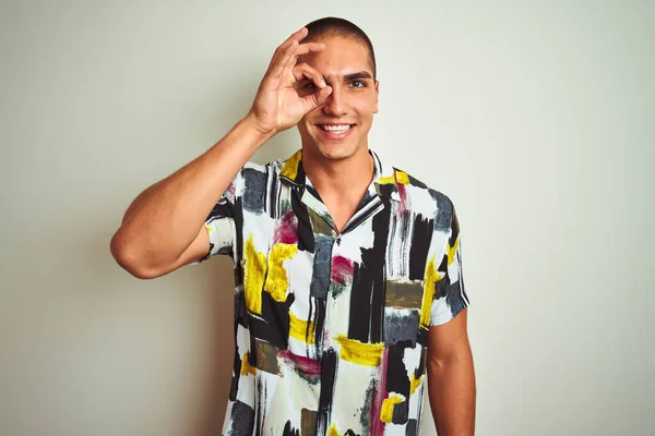 Mladý Pohledný Muž Letní Košili Přes Bílé Izolované Pozadí Dělá — Stock fotografie
