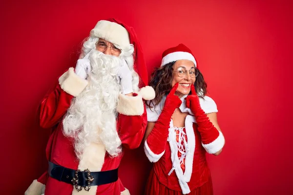 Paar Mittleren Alters Trägt Weihnachtsmann Kostüm Und Brille Über Isoliertem — Stockfoto