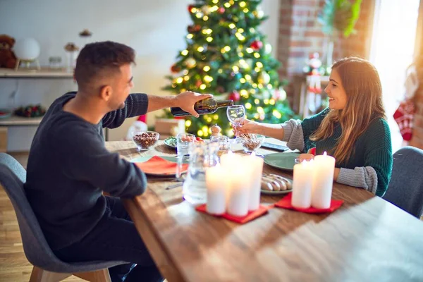 Mutlu Kendinden Emin Gülümseyen Genç Bir Çift Evde Noel Kutlamak — Stok fotoğraf