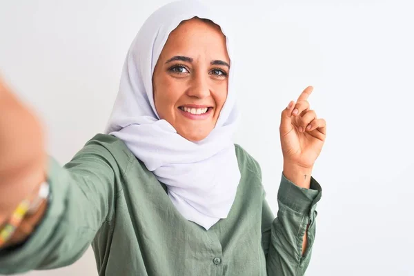 Νεαρή Άραβα Γυναίκα Που Φοράει Μαντίλα Τραβώντας Selfie Φωτογραφία Απομονωμένο — Φωτογραφία Αρχείου