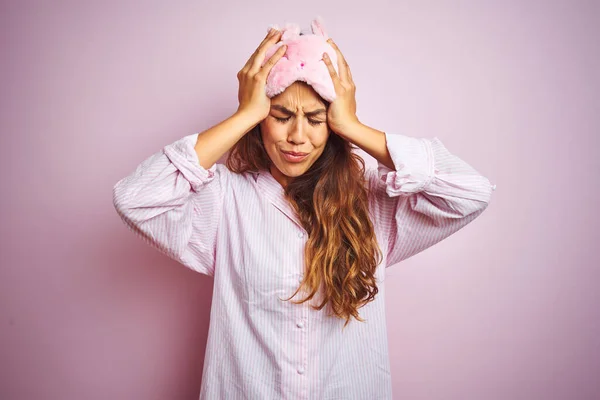 Mujer Joven Con Pijama Máscara Para Dormir Pie Sobre Fondo — Foto de Stock