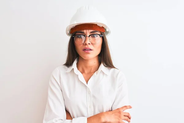 Jovem Bela Arquiteta Mulher Usando Capacete Óculos Sobre Fundo Branco — Fotografia de Stock