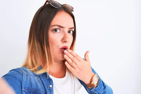 Joven Hermosa Mujer Con Camisa Mezclilla Pie Sobre Fondo Blanco — Foto de Stock