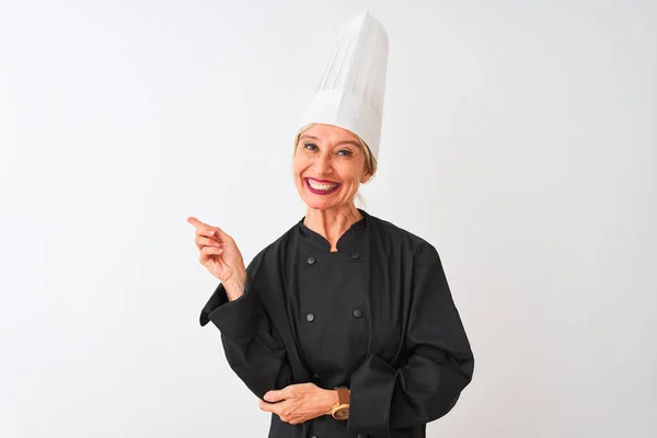 Chef Mujer Mediana Edad Vistiendo Uniforme Sombrero Pie Sobre Fondo — Foto de Stock