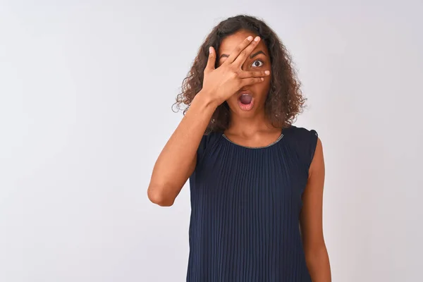 Jovem Brasileira Vestindo Vestido Azul Sobre Fundo Branco Isolado Espreitando — Fotografia de Stock