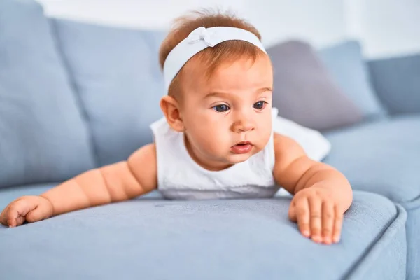 Bebê Adorável Deitado Sofá Casa Recém Nascido Relaxante Descansando Confortável — Fotografia de Stock