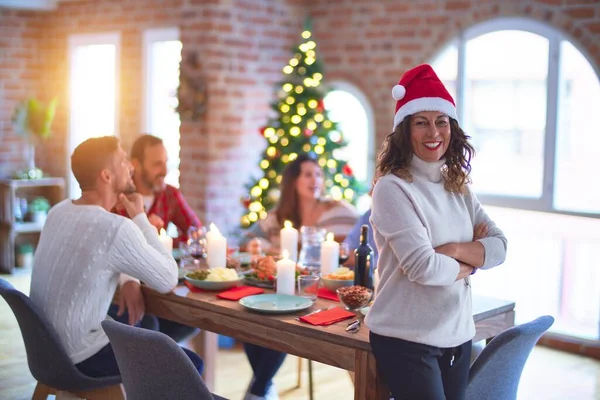 Bella Donna Mezza Età Sorridente Felice Fiducioso Piedi Indossando Cappello — Foto Stock