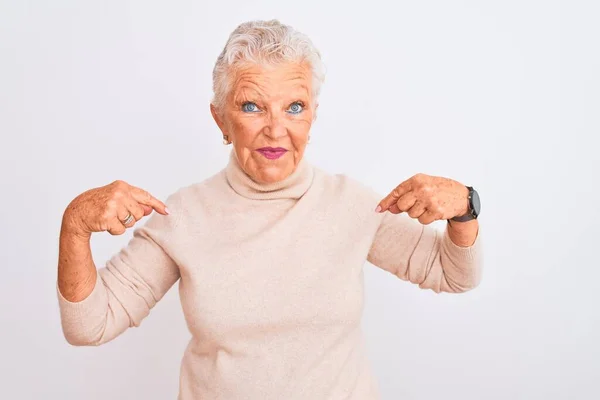 Donna Anziana Dai Capelli Grigi Indossa Maglione Dolcevita Piedi Sfondo — Foto Stock