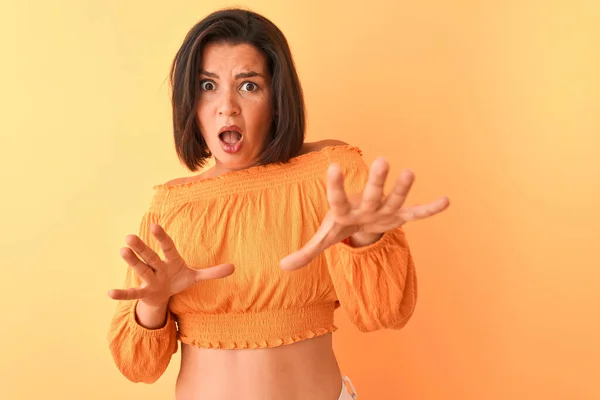 Jonge Mooie Vrouw Draagt Casual Shirt Staan Geïsoleerde Oranje Achtergrond — Stockfoto